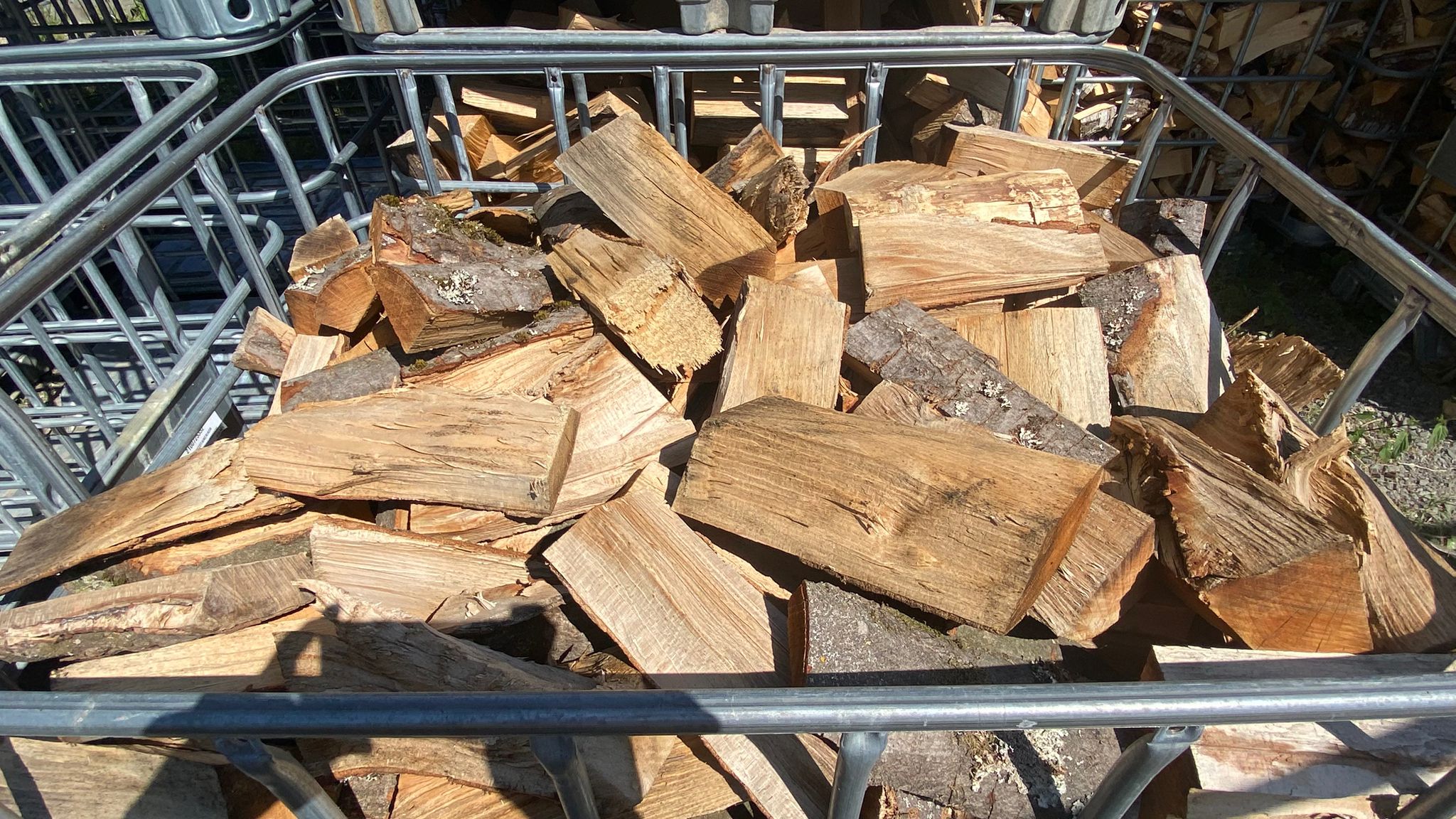 IBC Box gefüllt mit Kaminholz / Brennholz