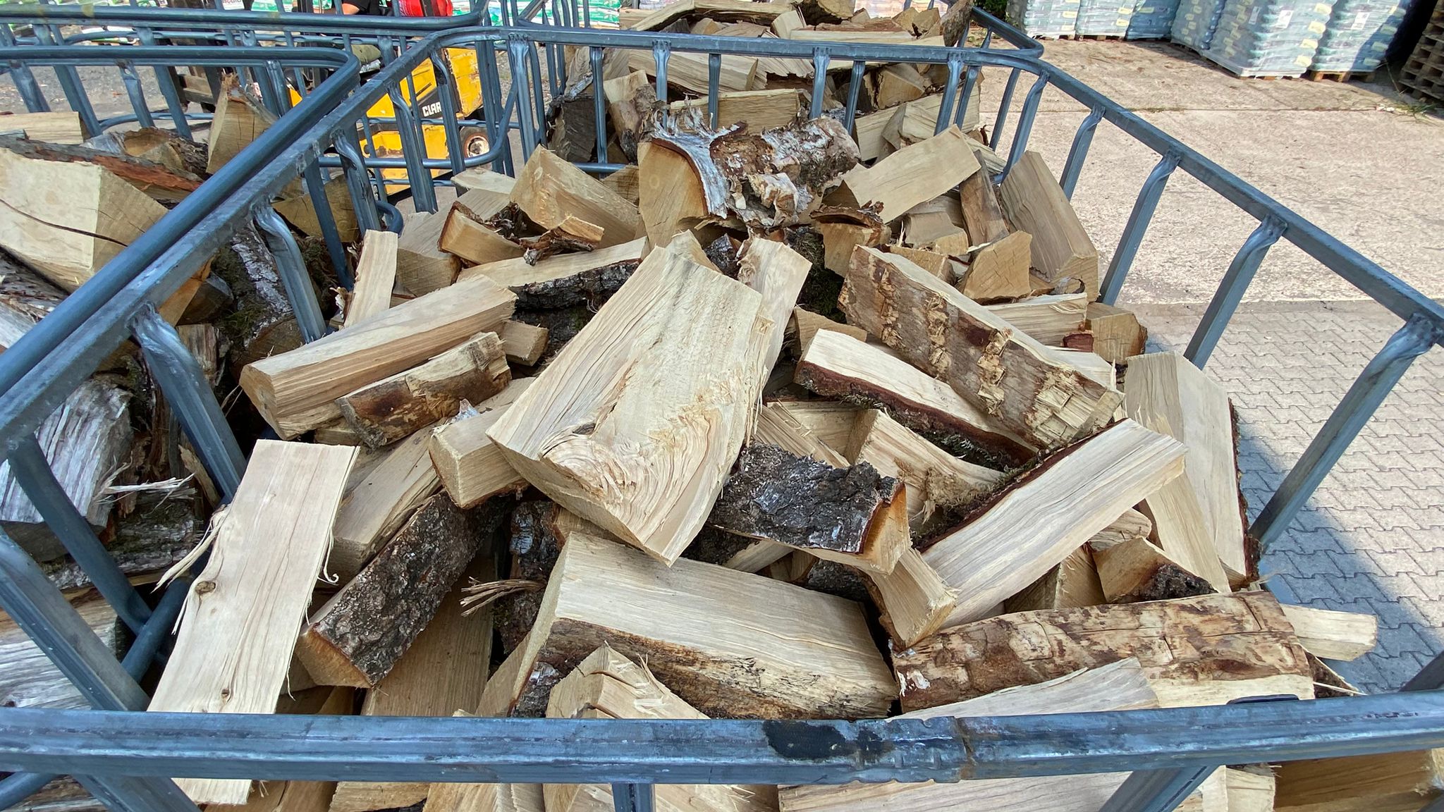 IBC Box gefüllt mit Fichtenholz