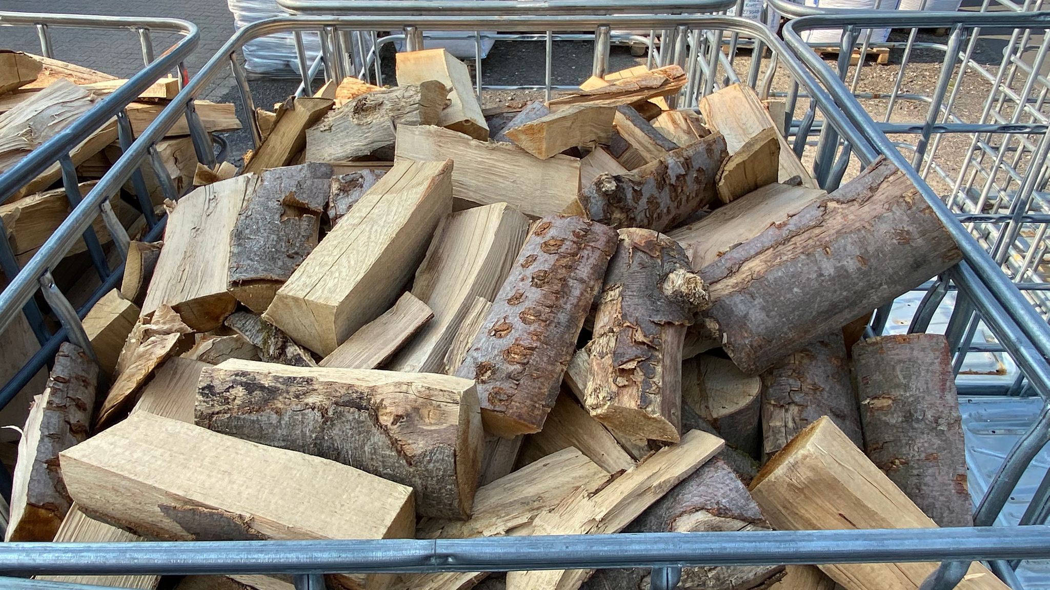 IBC Box gefüllt mit Buchenholz