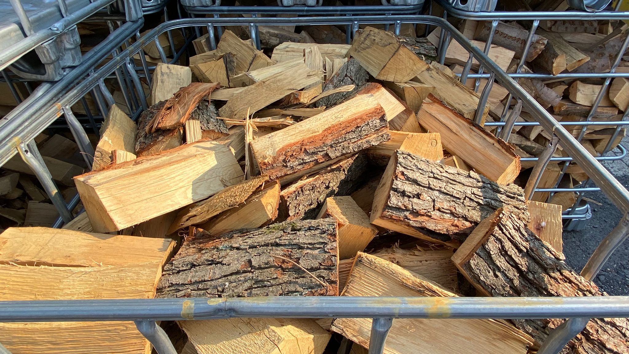 IBC Box gefüllt mit Eichenholz