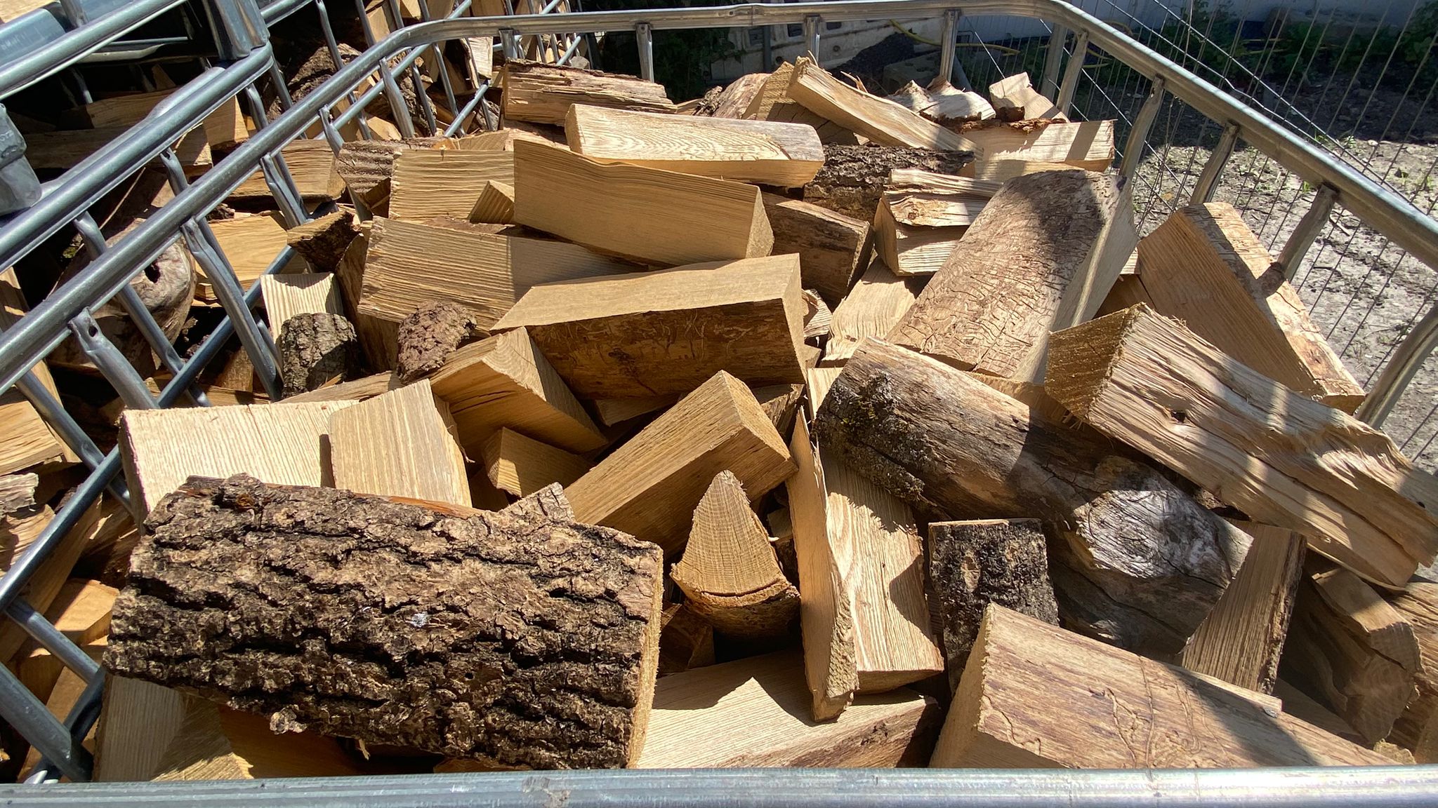 IBC Box gefüllt mit Eichenholz